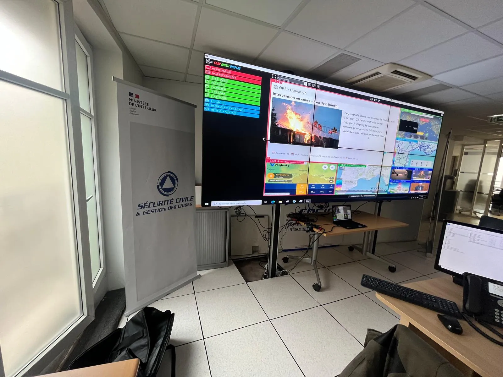 Mur 6 écrans avec bandeau opération, Sécurité civile
