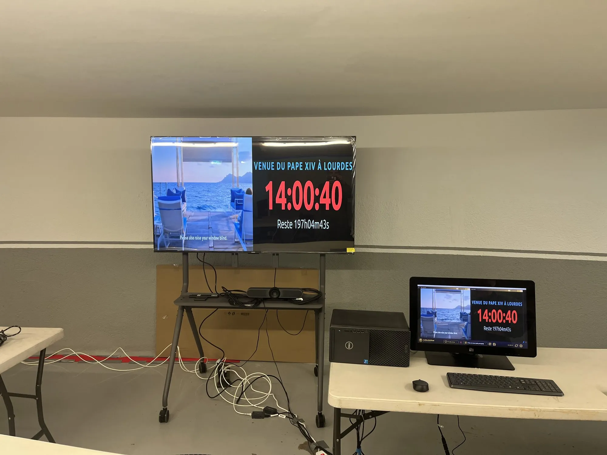 Una sala satellite: grande schermo e postazione di comando con il conto alla rovescia della visita