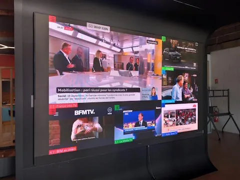 Mur LED affichant plusieurs chaînes d'information en simultané