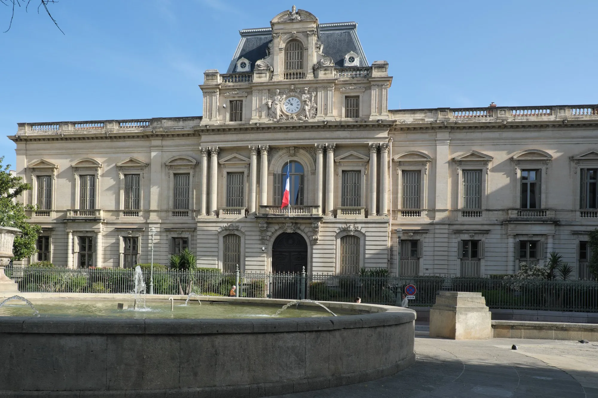 La facciata della prefettura dell'Hérault a Montpellier, con la sua fontana