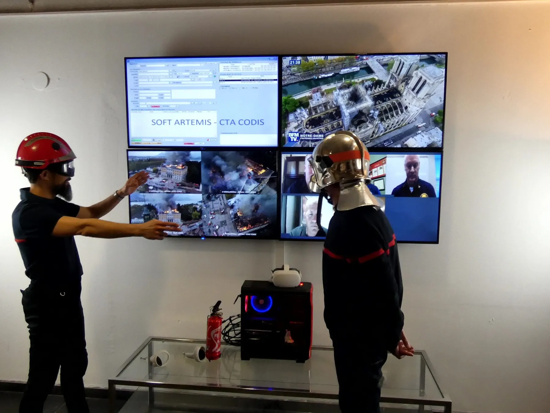 Sapeur-pompier pilotant le mur d'images au tactile