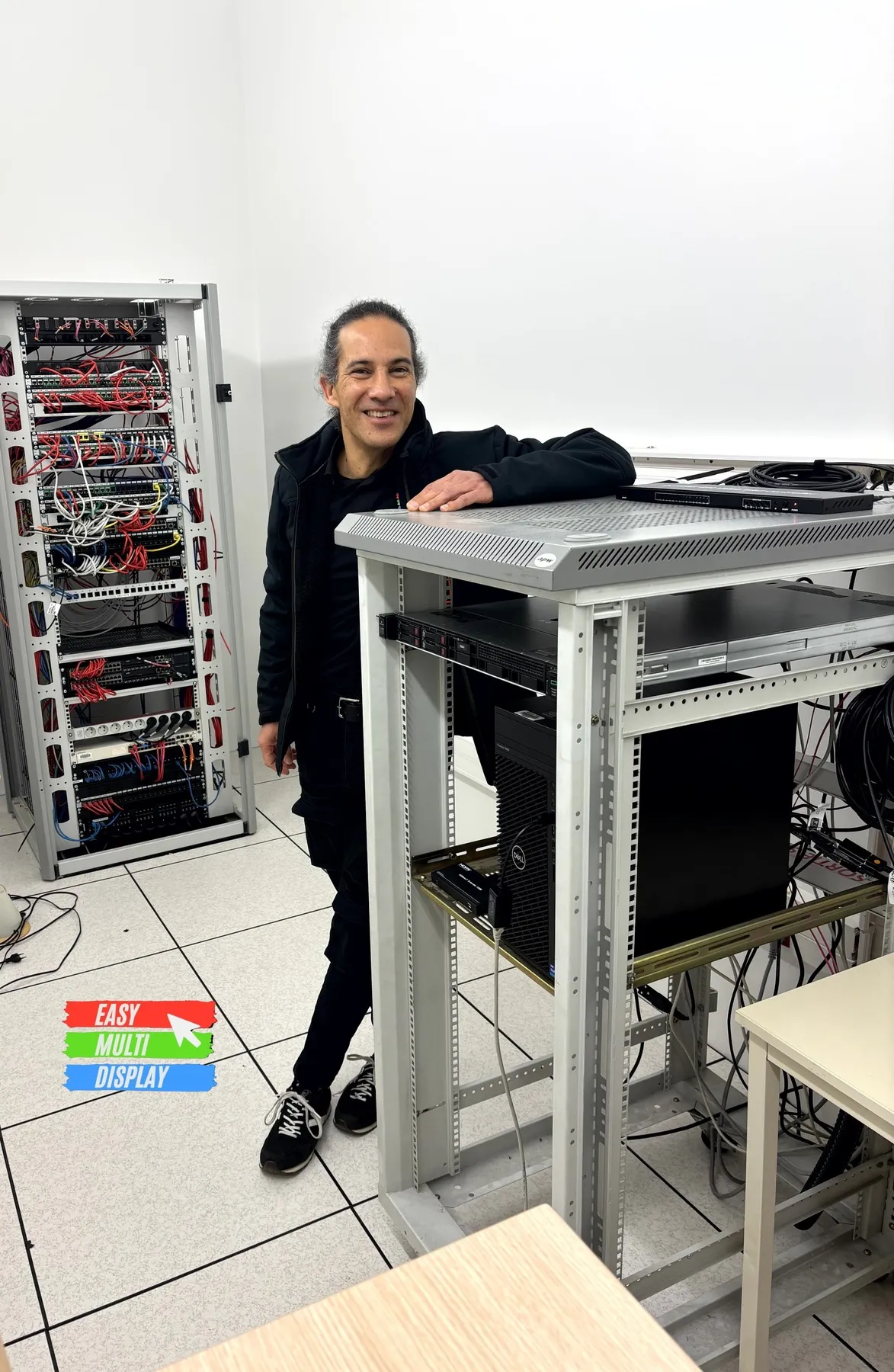 Patrice Barrault, fondatore di Easy Multi Display, davanti a un rack di apparecchiature
