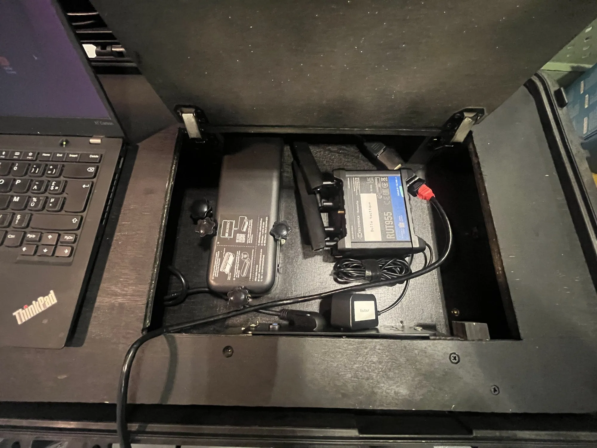 Il vano tecnico della valigia: router Teltonika, docking station e cavi