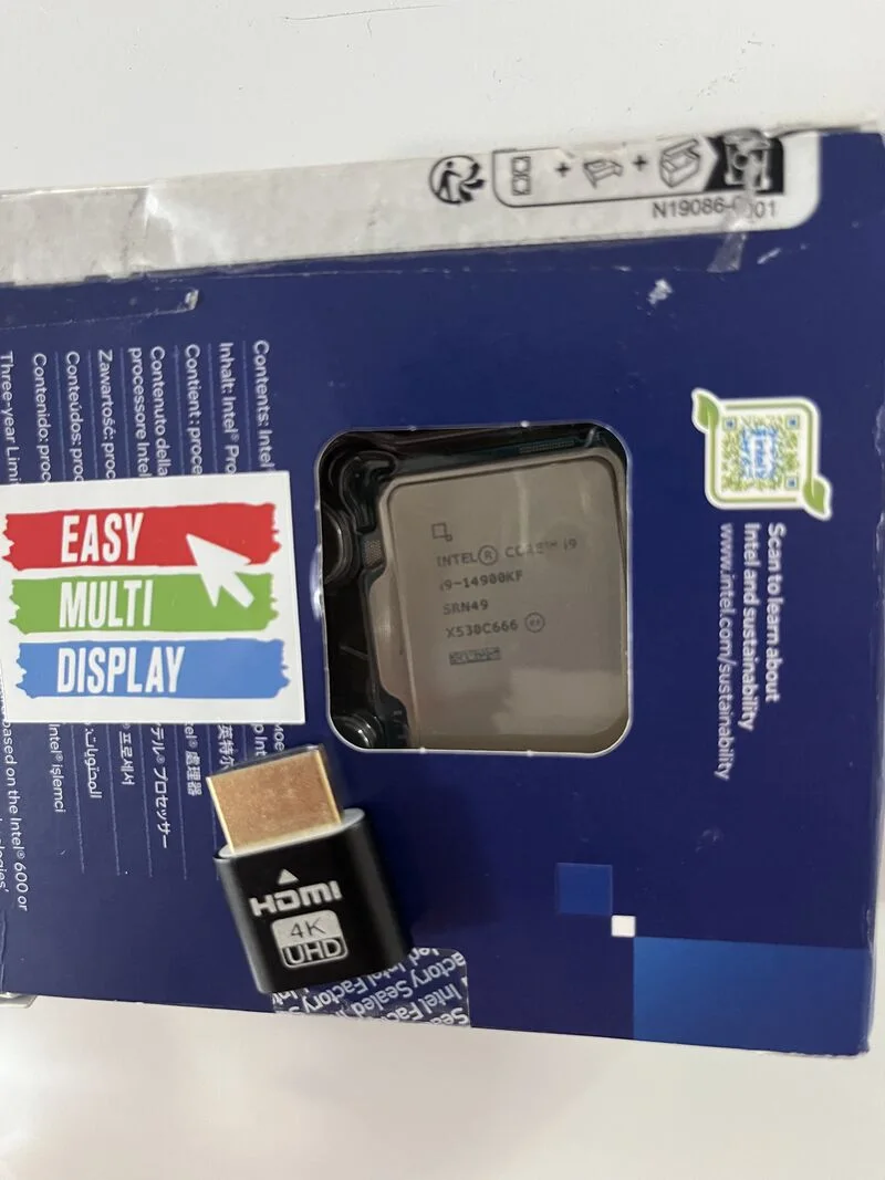 Le HDMI dummy plug 4K posé sur la boîte d'un processeur Intel Core i9-14900KF, avec l'autocollant Easy Multi Display