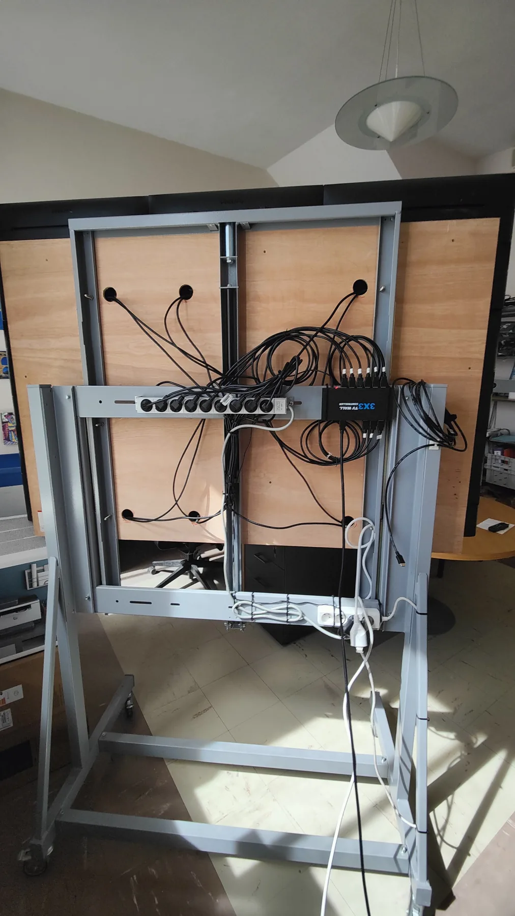 Salle de commandement équipée d'un mur d'images Easy Multi Display, alternative économique aux solutions à 30 000 euros