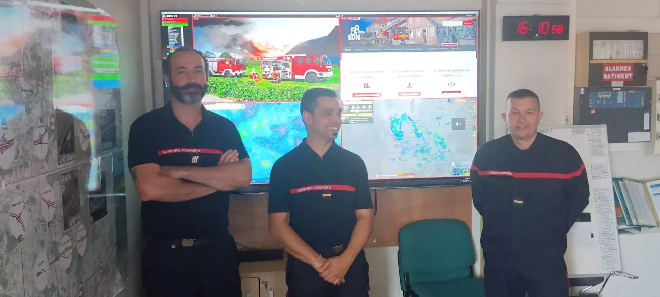 Salle de commandement opérationnelle avec mur d'images sur boîtier multi-view 4K Easy Multi Display