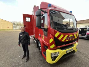 Fahrzeug der mobilen Einsatzleitstelle des SDIS 76 mit der Videowand von Easy Multi Display