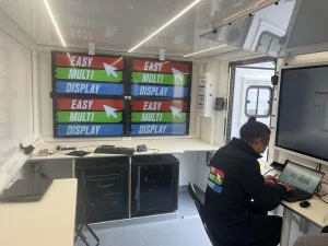 360-Grad-Videowand, integriert in das Einsatzleitfahrzeug der Feuerwehr