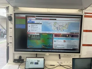 Innenraum der mobilen Einsatzleitstelle der Feuerwehr der Seine-Maritime