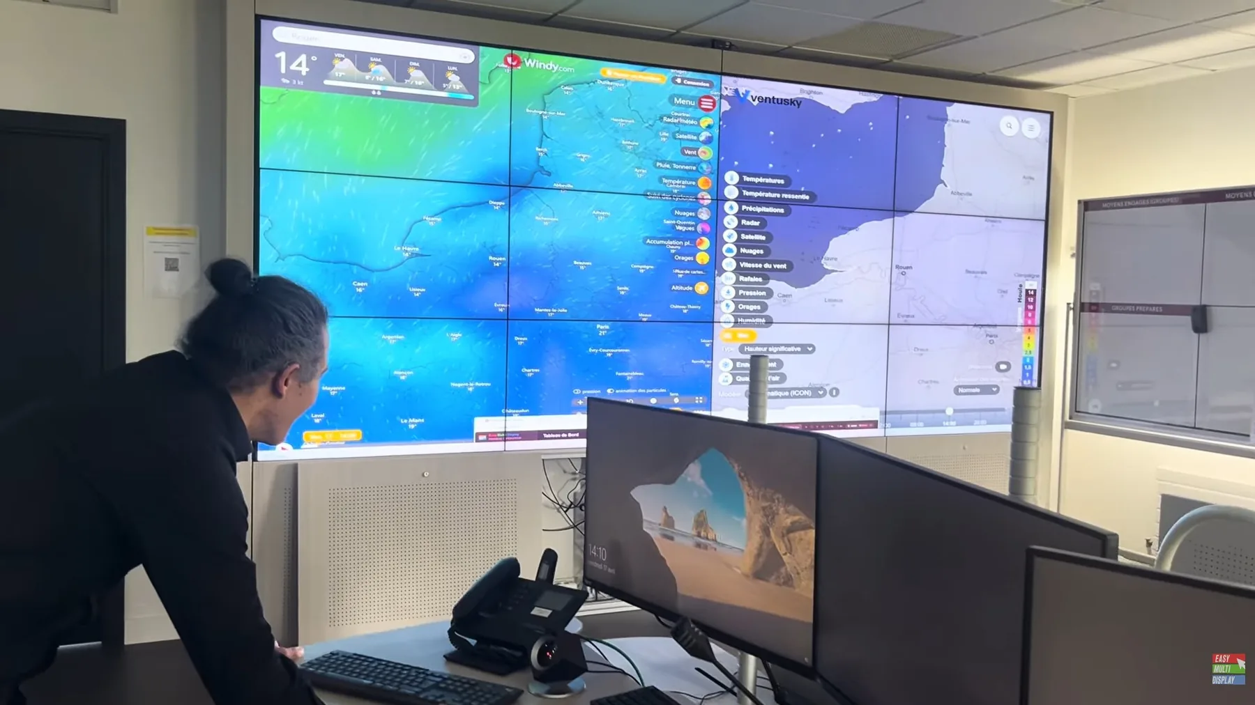Salle de crise équipée d'un mur d'images Easy Multi Display, cadre du séminaire salles de contrôle
