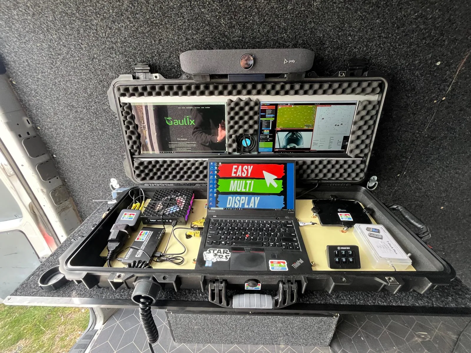 Valise de commandement Easy Multi Display ouverte, écran ultra-large, Stream Deck et mini-PC intégrés